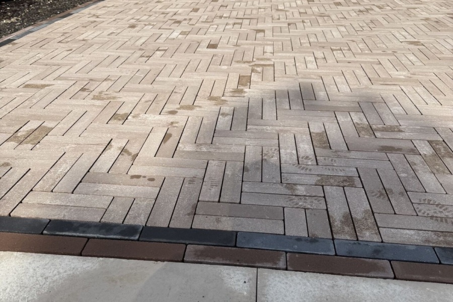 Unilock Mattoni Sable and Cocoa Brown Herringbone Pattern Hardscape Patio Riverwoods - Landscaping