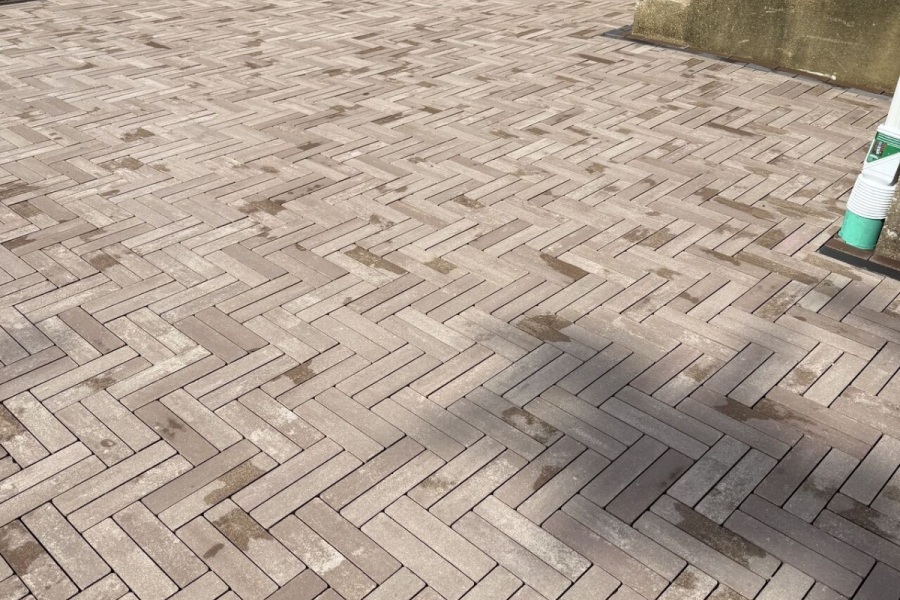 Unilock Mattoni Sable and Cocoa Brown Herringbone Pattern Hardscape Patio Riverwoods - Landscaping