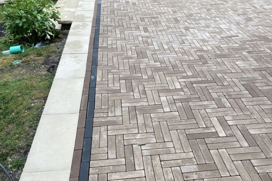 Unilock Mattoni Sable and Cocoa Brown Herringbone Pattern Hardscape Patio Riverwoods - Landscaping