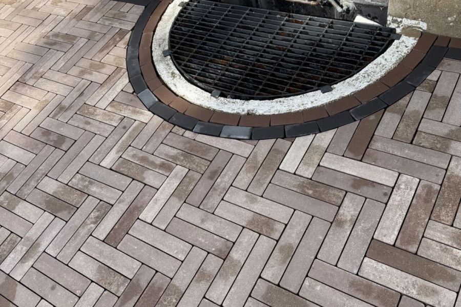 Unilock Mattoni Sable and Cocoa Brown Herringbone Pattern Hardscape Patio Riverwoods - Landscaping