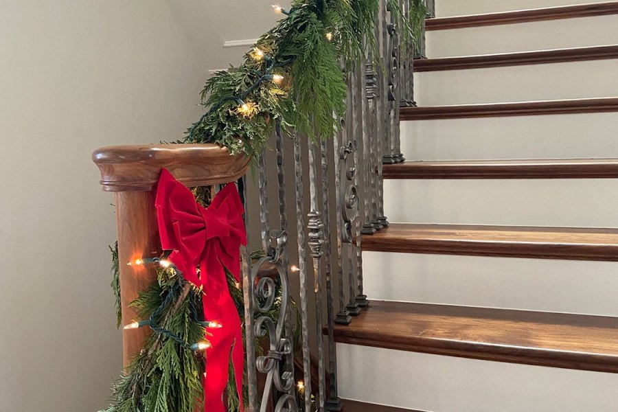 Holiday Decor Stairs Glenview - Landscaping