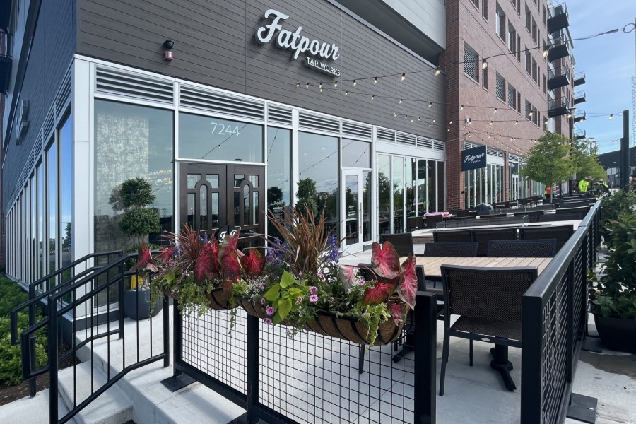 Commercial Seasonal planter FatPour Lincolnwood - Landscaping