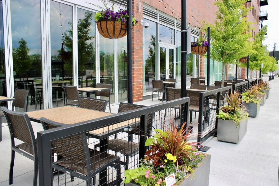 Commercial seasonal planters and hanging baskets FatPour Lincolnwood - Landscaping