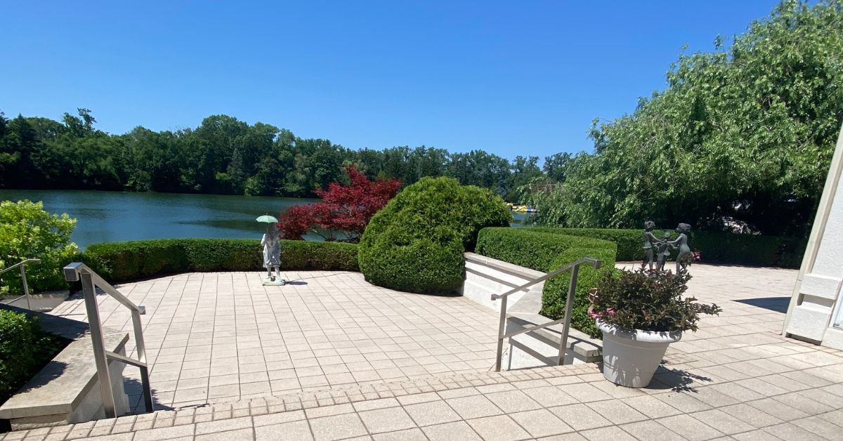Bush trimming, tree pruning, and landscape cleanup in Glenview, IL for a cleaner, healthier, and well-maintained property.