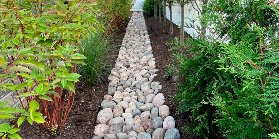 functional-landscaping-design-project-that-look-beautifull-and-sove-problems