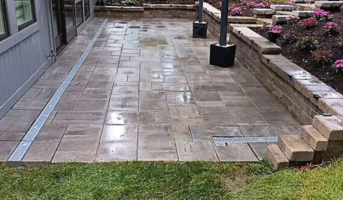 Backyard patio with modern retaining wall designs, showcasing functional slope management and stylish outdoor landscaping.